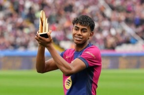 国乒多人香港街头行！王曼昱大笑露齿：8连胜张本美和国乒唯一