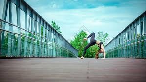 湖人詹姆斯关键三分带队取胜太阳